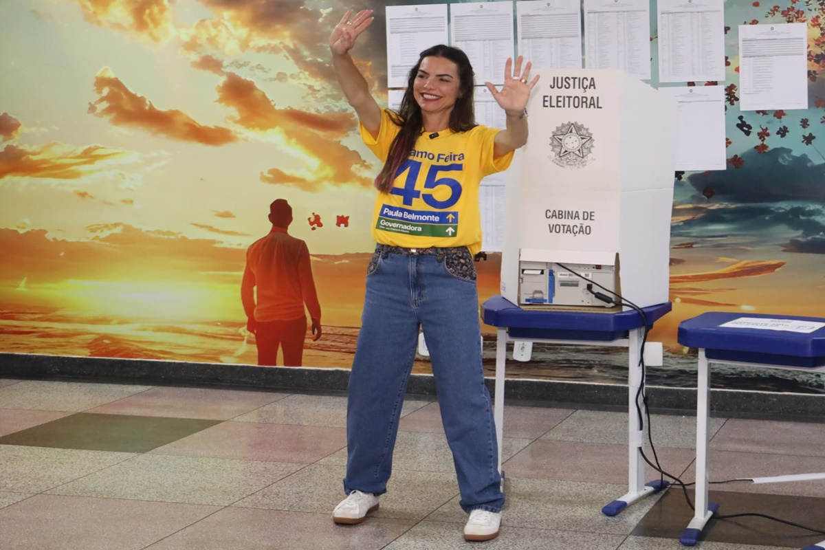 Paula Belmonte vota e afirma que estará no 2º turno: “Coração vitorioso”