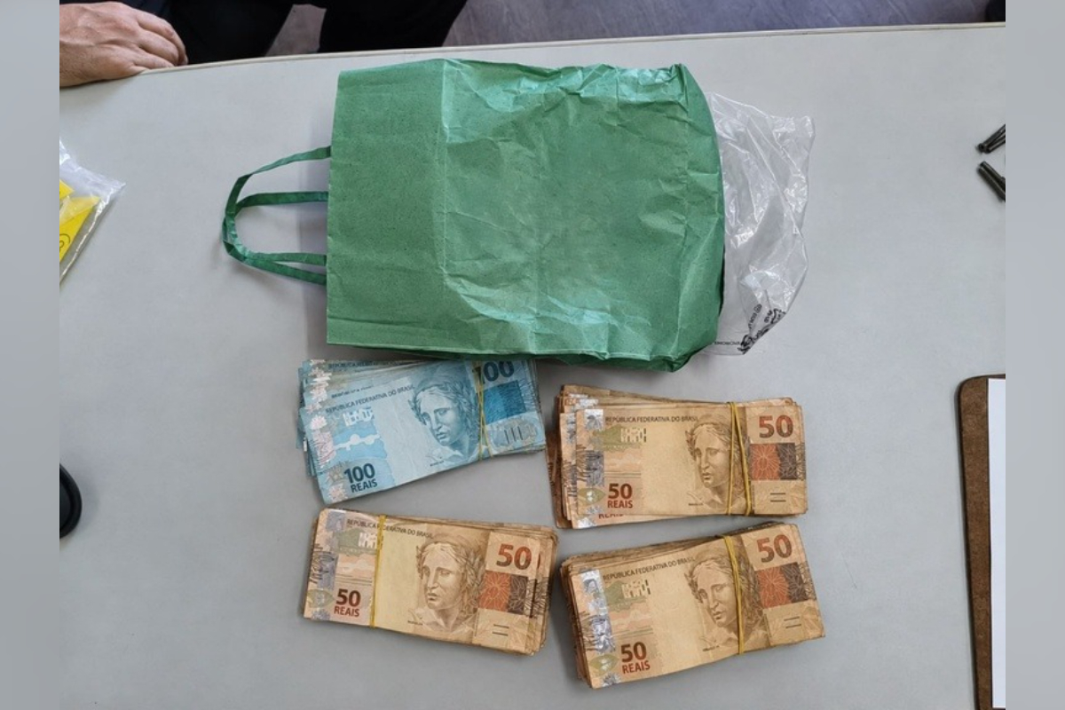 PF fiscaliza avião e acha R$ 27 mil junto a material de campanha eleitoral