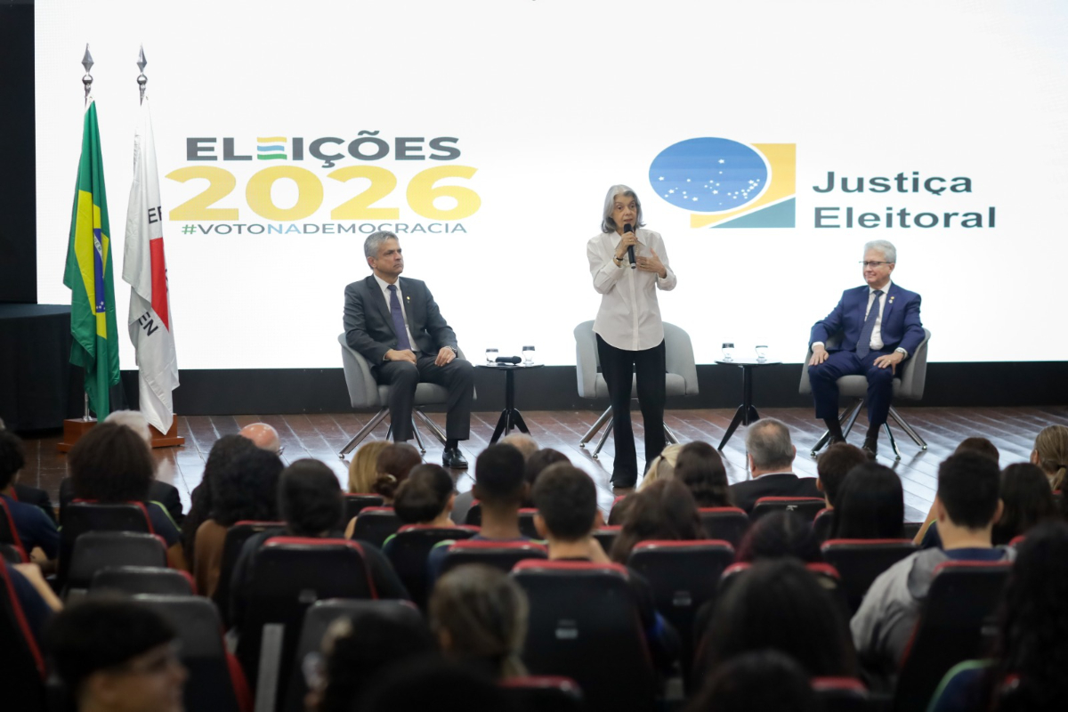 A 2 dias da eleição, Cármen Lúcia fala a estudantes em BH sobre democracia