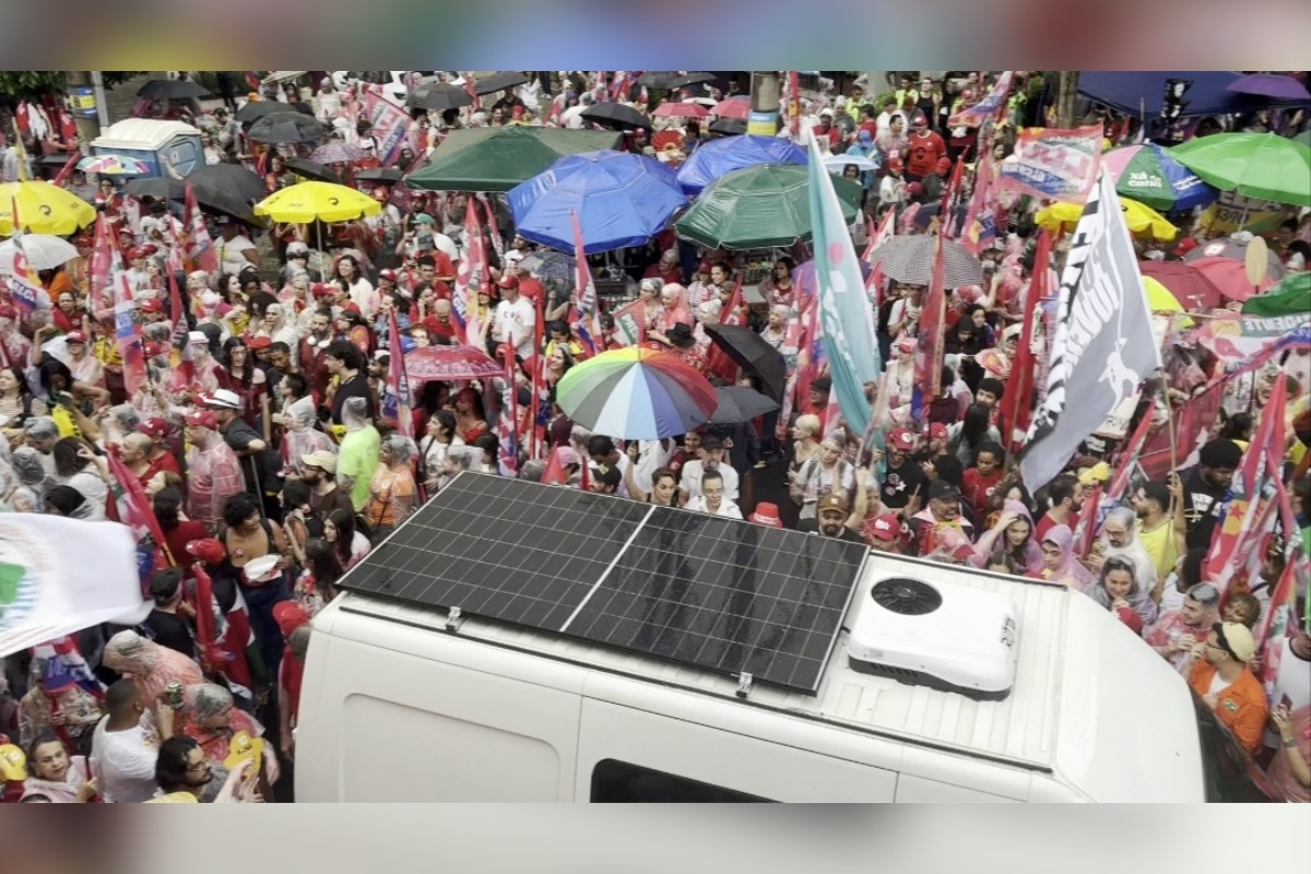 Apoiadores esperam Lula sob chuva em Belo Horizonte nesta sexta (2/10)