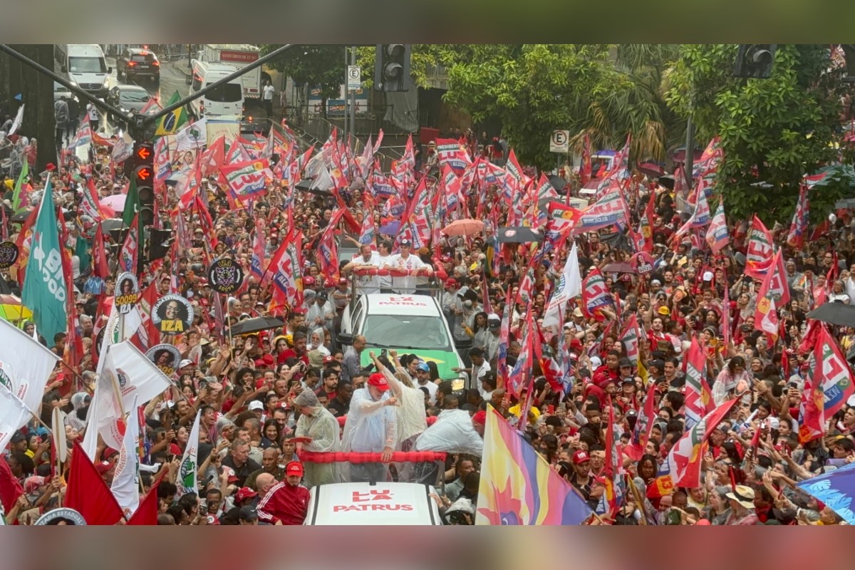 Lula em cima de trio elétrico em BH
