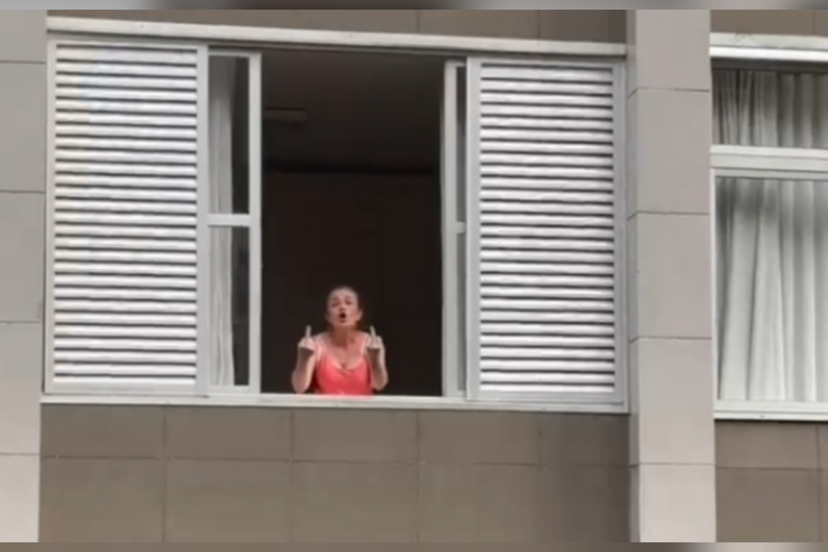 Mulher faz gestos obscenos e xinga durante passagem de Lula em rua de BH