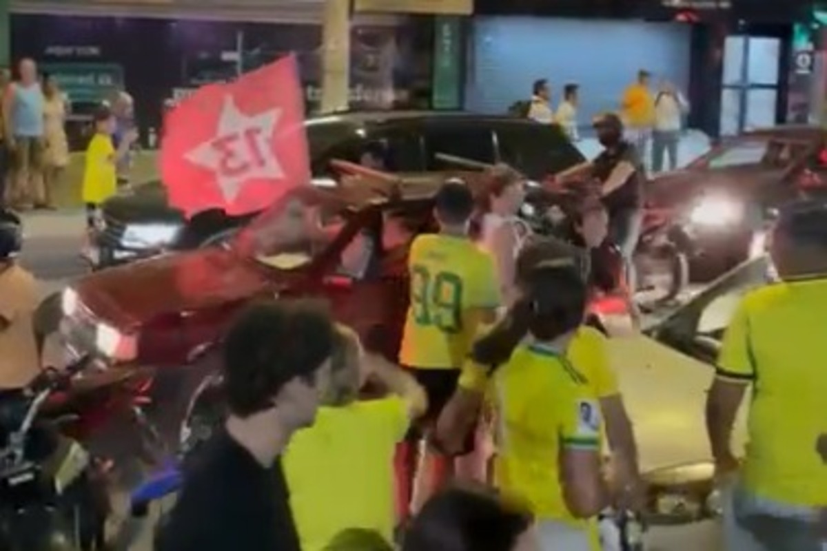 Bolsonaristas arrancam bandeira da mão de petista em Montes Claros (MG)