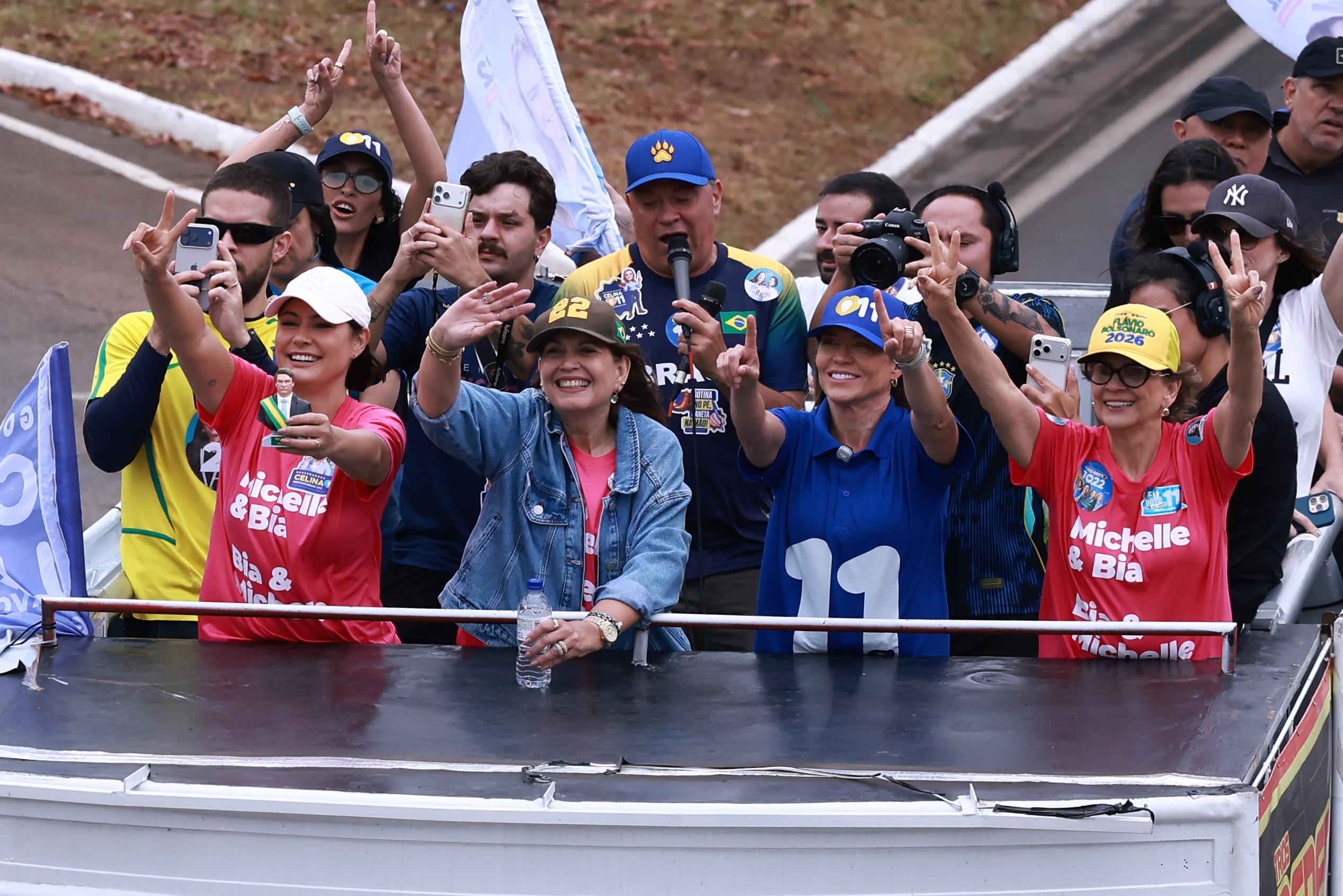 Celina comenta pesquisas recentes durante motociata: "Recebo com humildade"