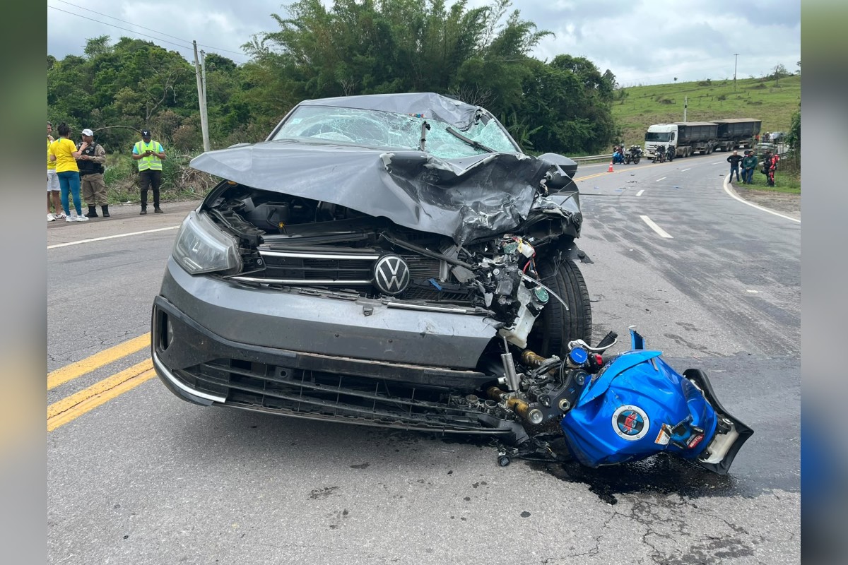 Motociclista morre após invadir pista e bater de frente com carro em Minas