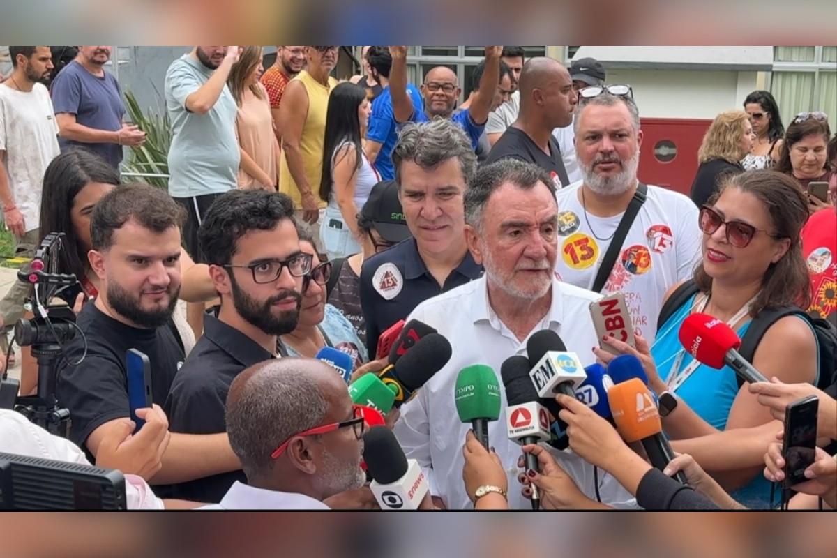 Patrus (PT) enfrenta fila para votar e se diz pronto para o 2º turno em MG