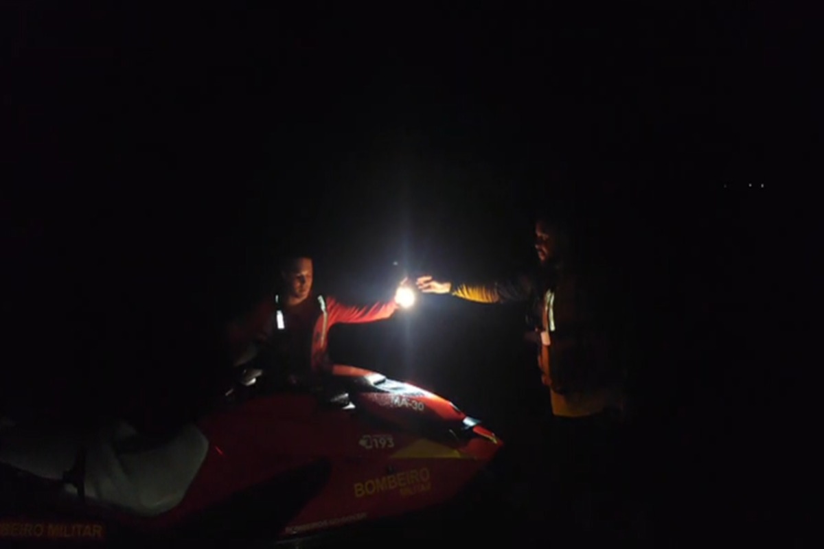 Embarcações viram durante tempestade, e bombeiros resgatam seis pessoas