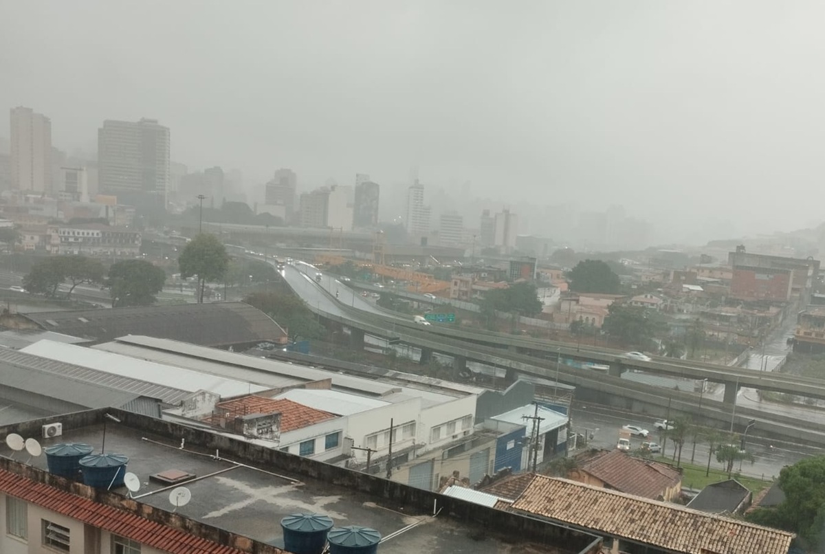 Chove forte em BH, Defesa Civil alerta para raios e ventos de até 50 km/h
