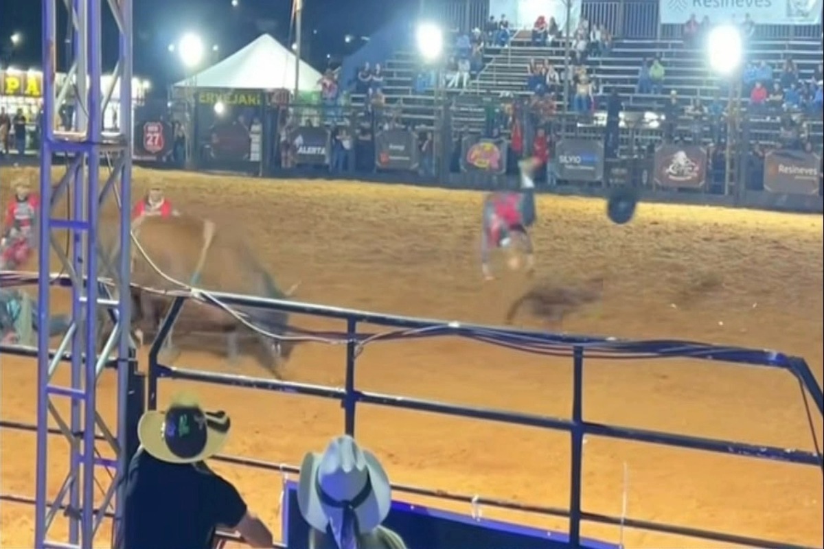 "Segura peão": touro arremessa salva-vidas longe durante rodeio no interior