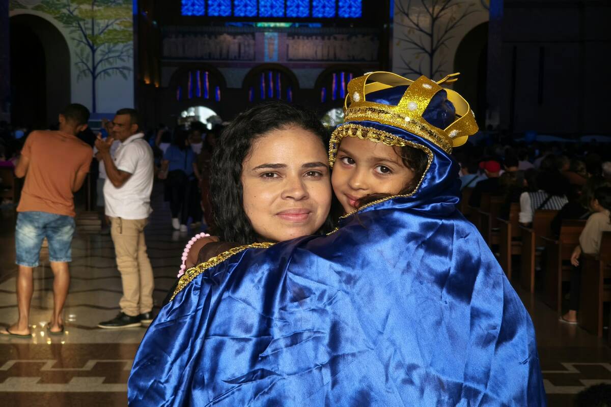 Criança de 6 anos chama atenção em Aparecida por devoção à Nossa Senhora