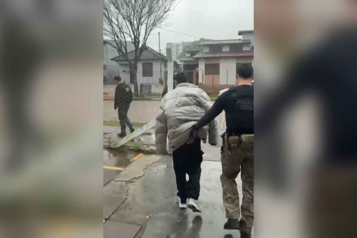 Homem ameaça delegada usando nome de facção, envia vídeo com arma e é preso