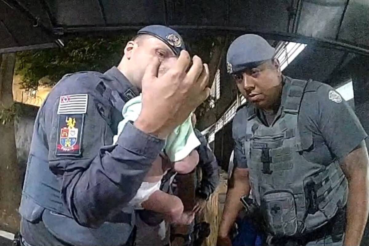 Bebê de 2 meses engasga com leite e é salvo por PMs na zona norte de SP