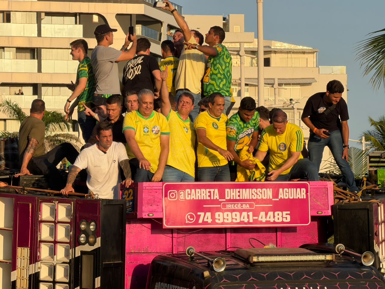 Flávio Bolsonaro faz ato de campanha ao lado de aliados em Salvador