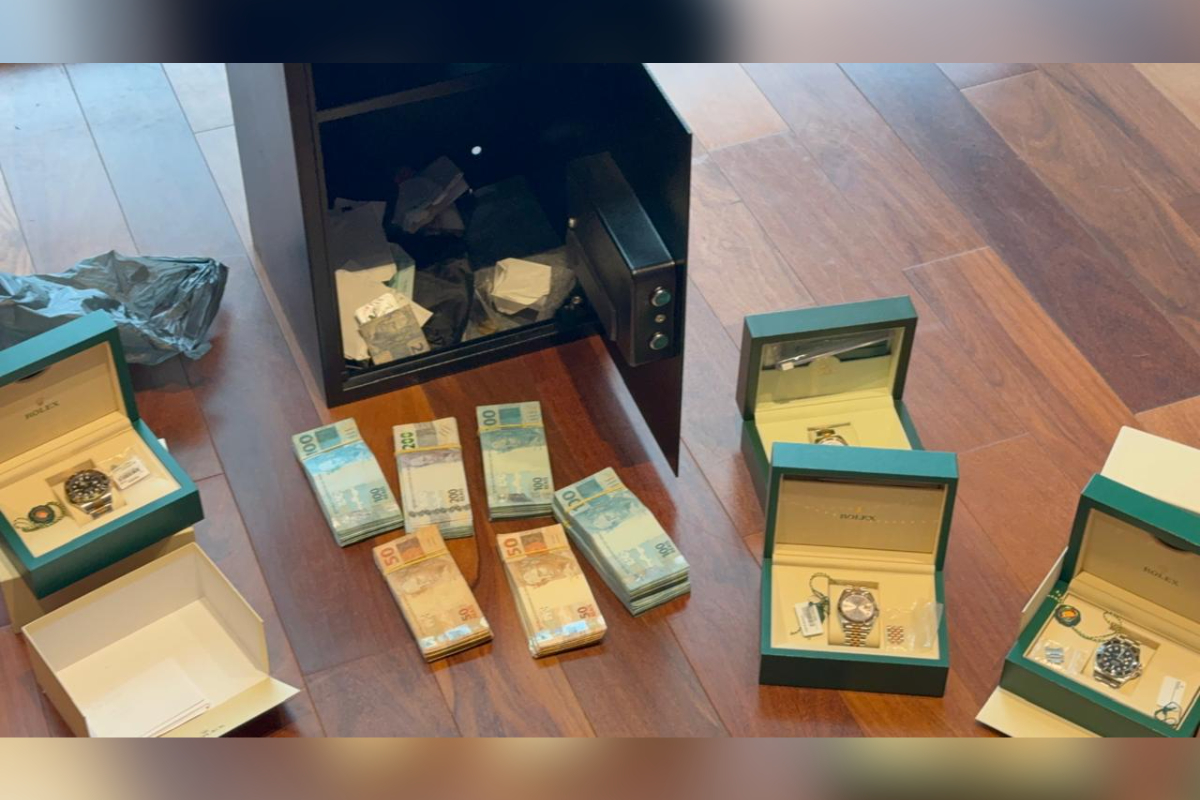 PF acha cofre com dinheiro e joias em operação que prendeu família de Oruam
