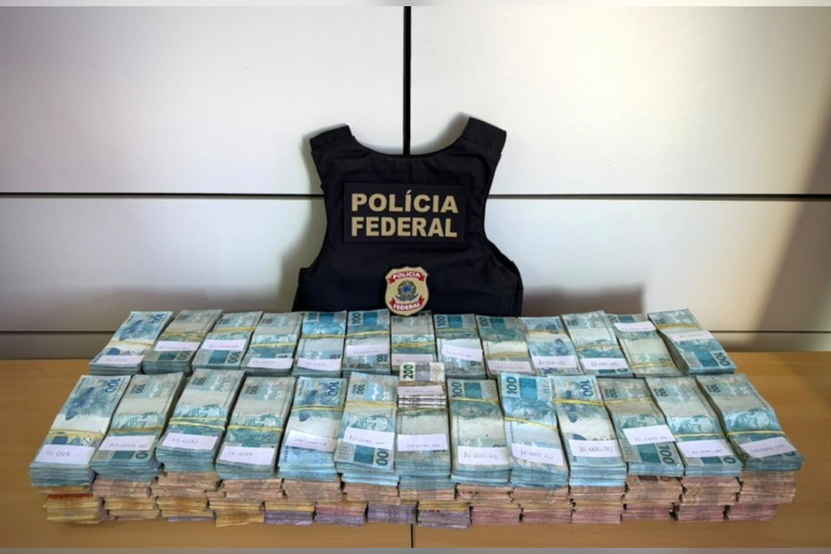 PF encontra R$ 815 mil em carro estacionado após alerta de inteligência