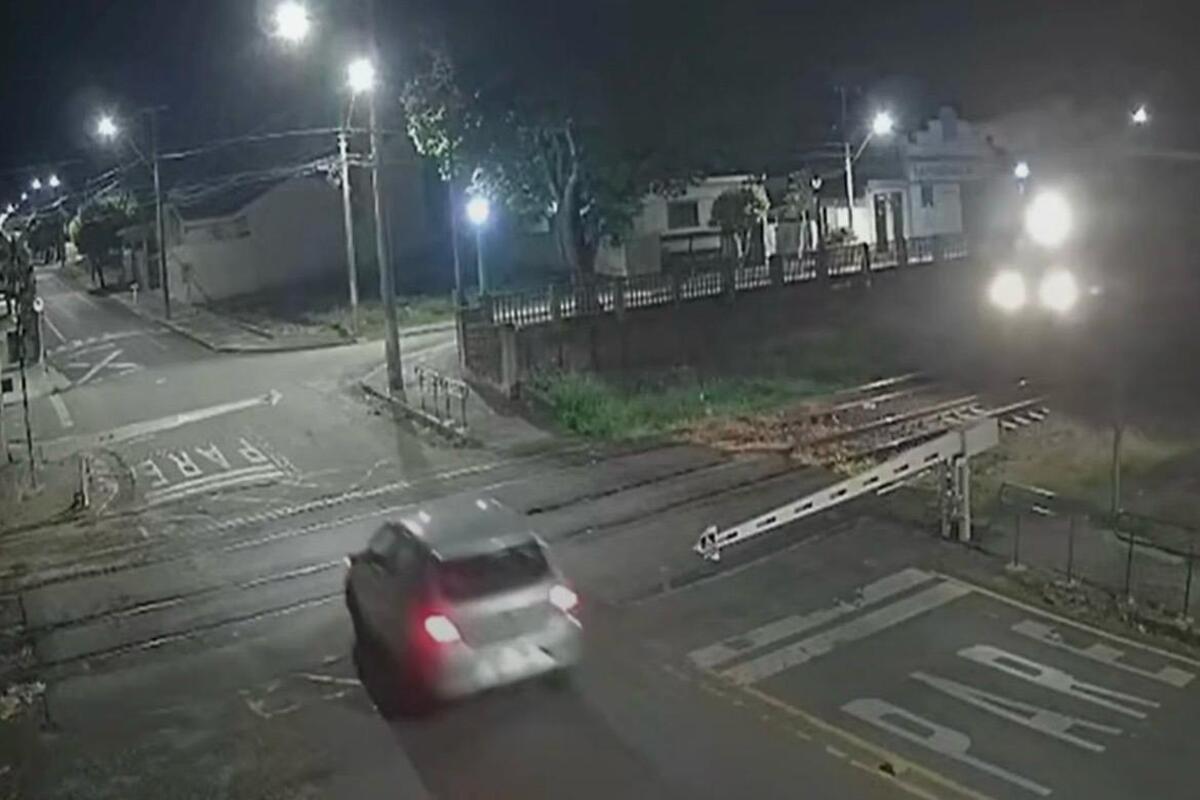 Carro escapa por segundos de ser atingido por trem no interior de São Paulo