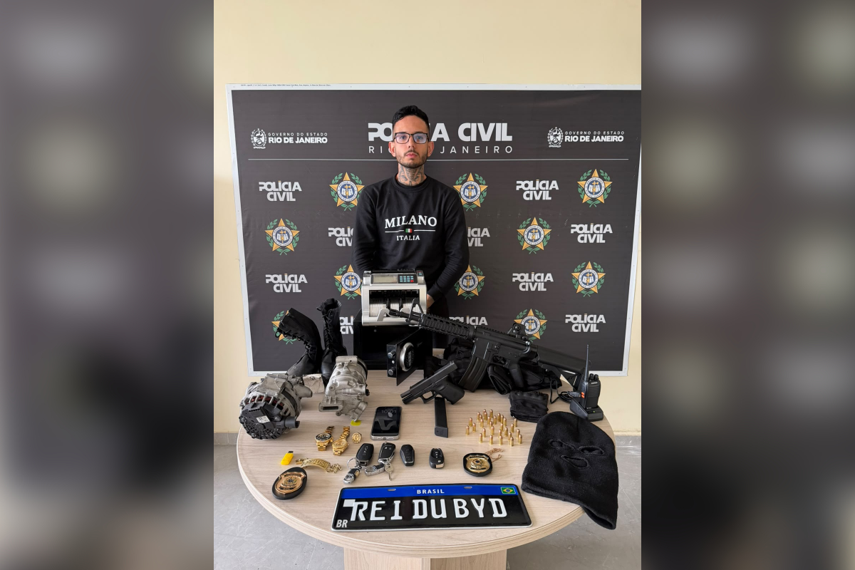 Influenciador é preso com arma de PF, BMW e distintivos falsos no Rio