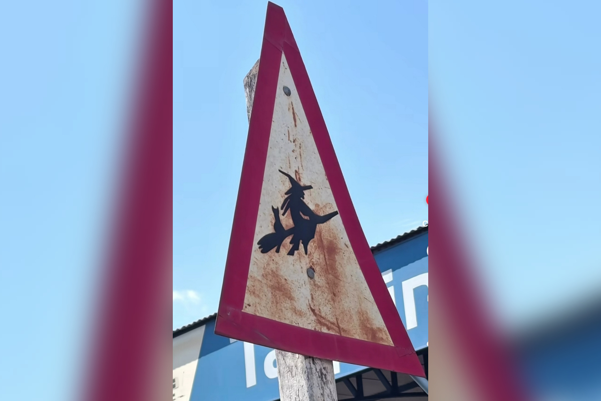 Em Divinópolis (MG), bruxas têm placa de trânsito em rua sem saída