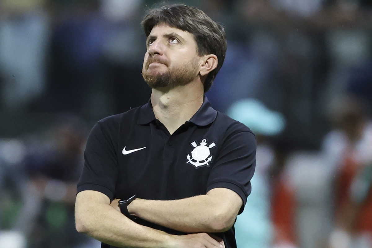 Interino do Corinthians defende Memphis e fala sobre chegada de Seedorf