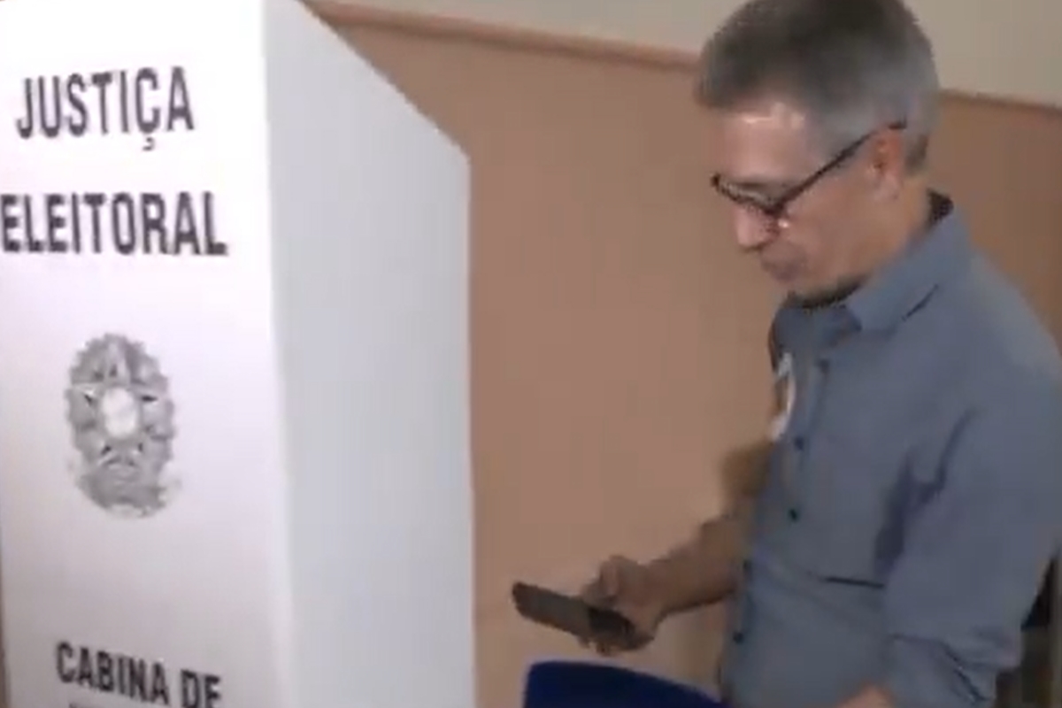 Zema entra com celular na cabine de votação em Araxá (MG)