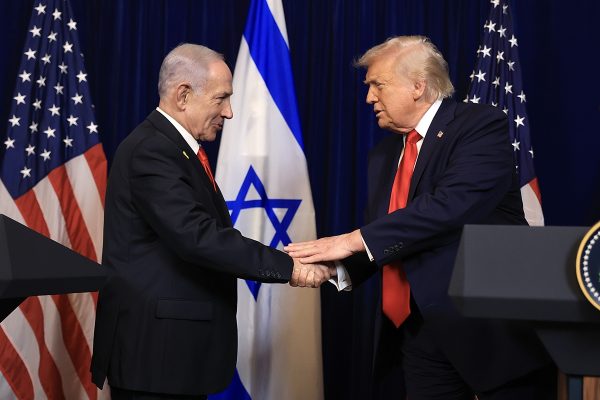 Imagem colorida de Netanyahu cumprimentando Trump - Metrópoles