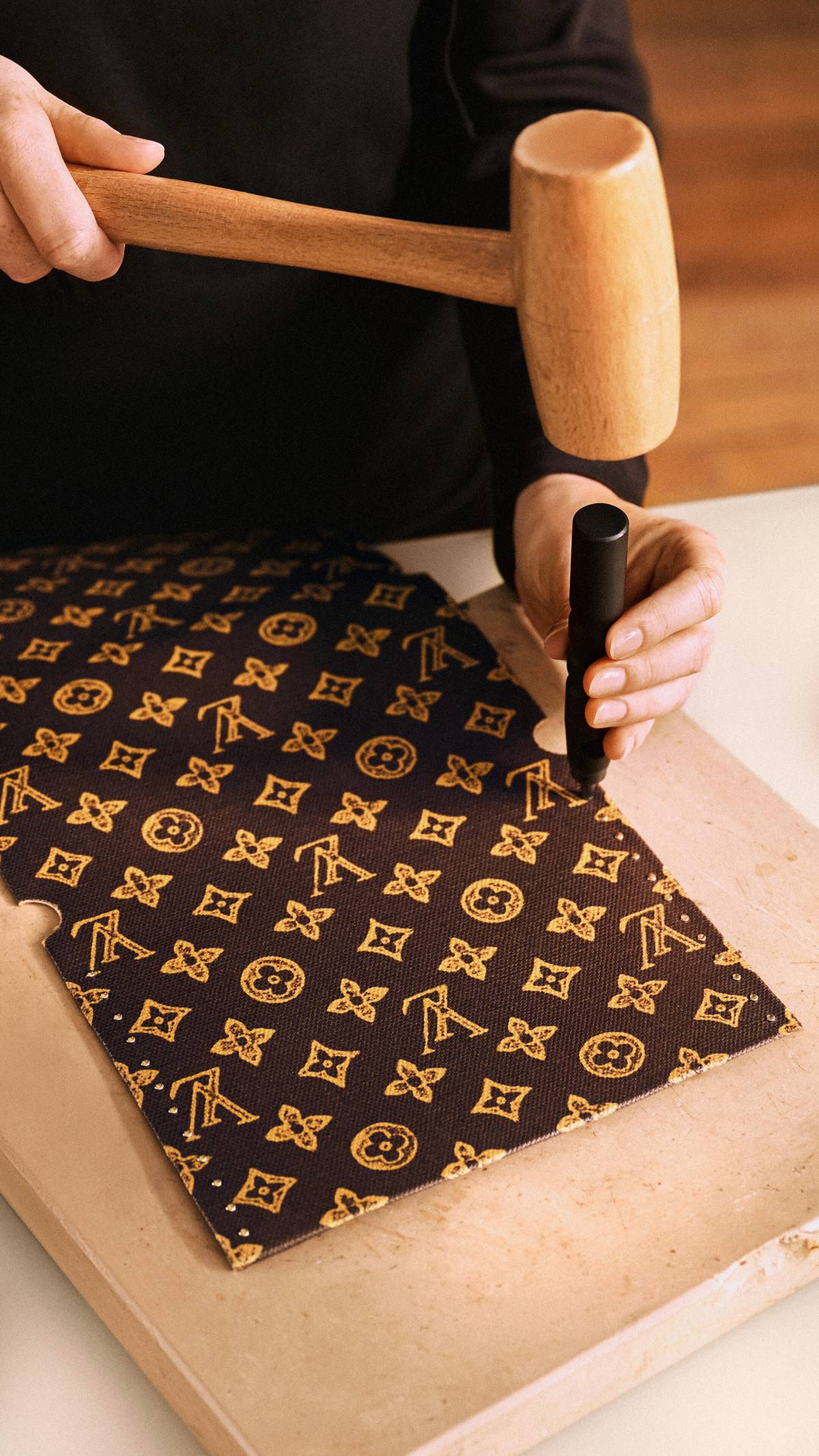foto com cor. monograma louis vuitton - metrópoles