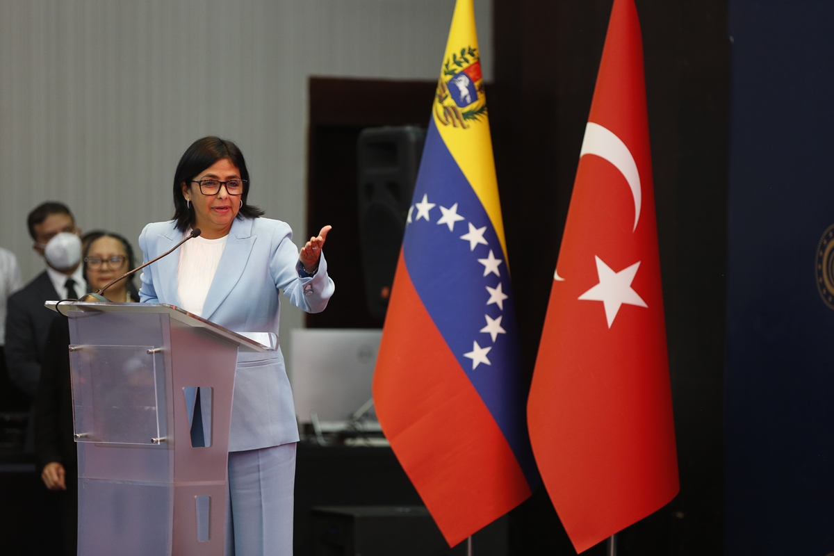 Petróleo: Delcy tem legitimidade questionada após acordo de EUA e Venezuela - QTU Questões do Universo