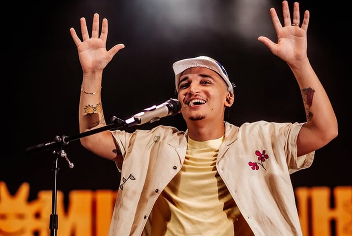 João Gomes é cobrado por posição política antes de show em MG