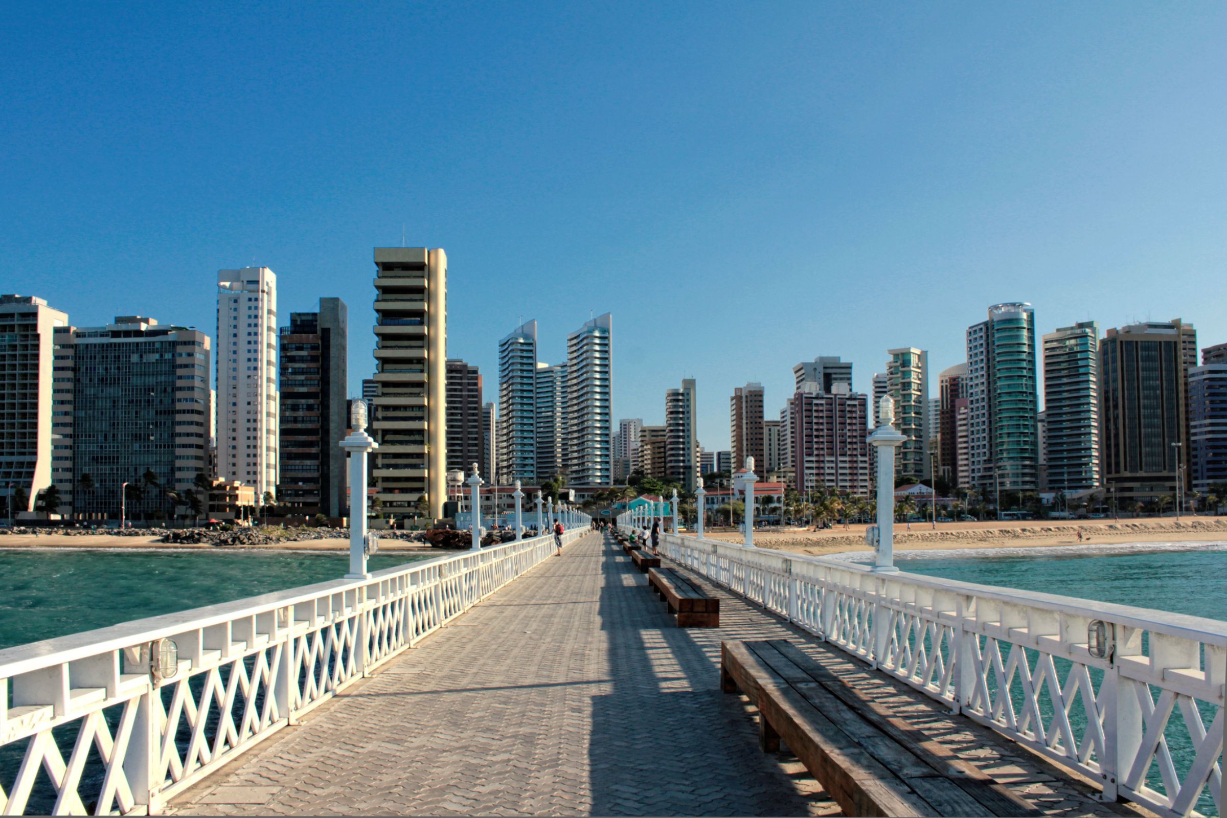 Fotografia colorida mostrando ponte e prédios em Fortaleza-Metrópoles