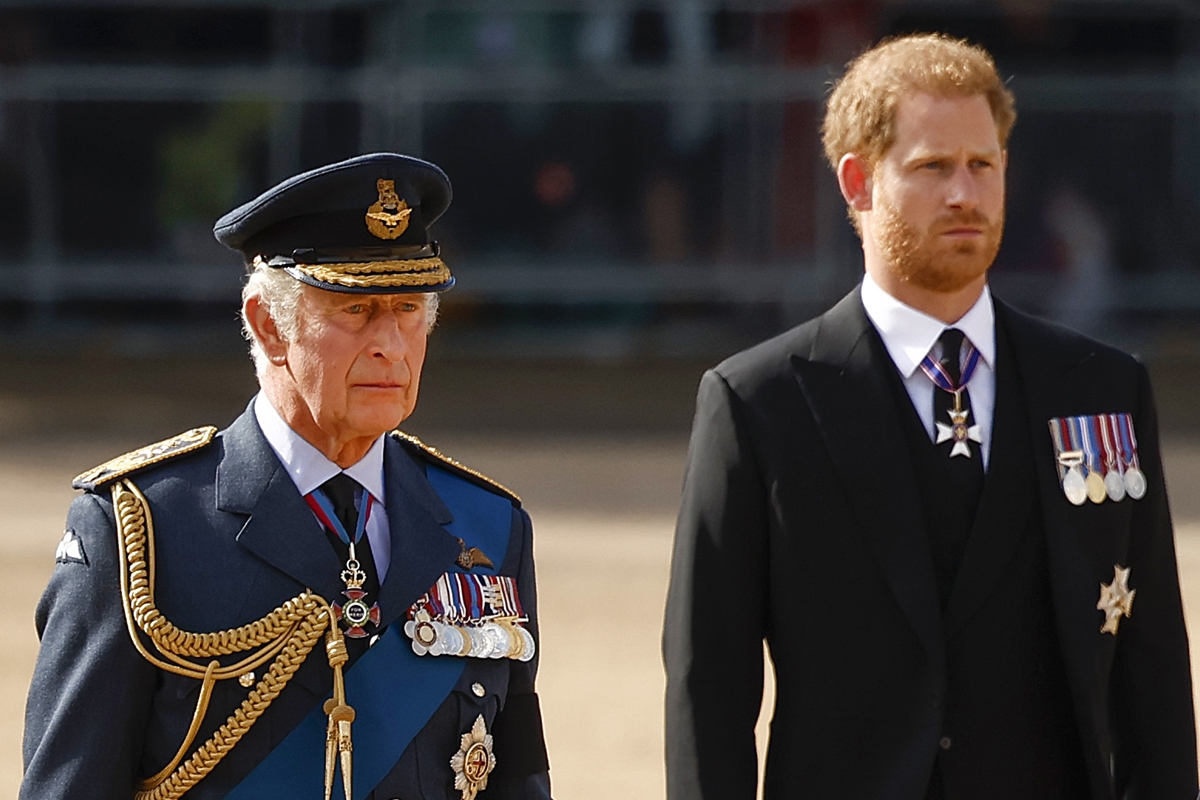 Foto colorida de homem com traje militar ao lado de homem com terno e medalhas militares - Metrópoles - Harry