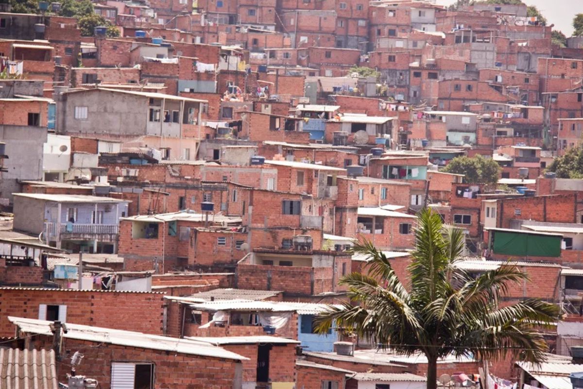 PM cerca Paraisópolis em "maior operação contra o crime organizado"