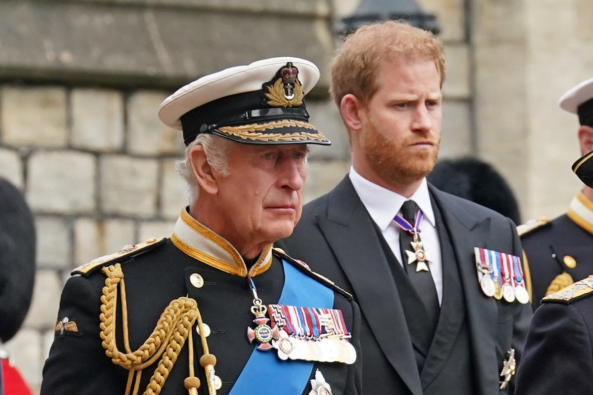 Foto colorida de dois homens lado a lado. Um deles está com traje militar britânico e o outro com medalhas militares - Metrópoles