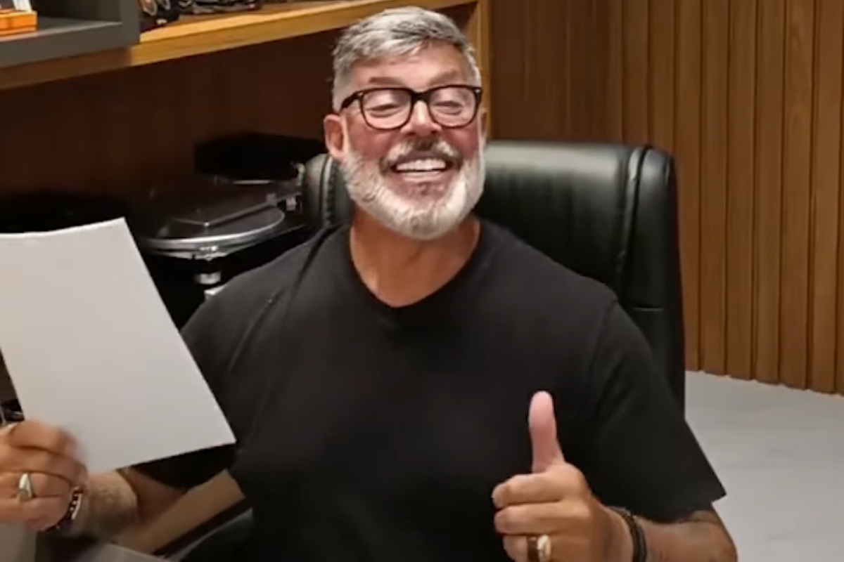 Ligação de Alexandre Frota ao vivo gera suspeita de contato com Bolsonaro