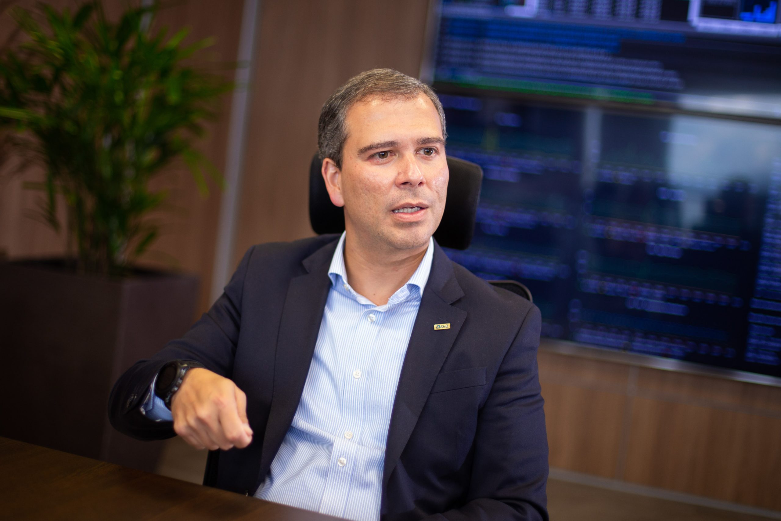 PF achou dezenas de armas, incluindo fuzis, ao prender ex-presidente do BRB