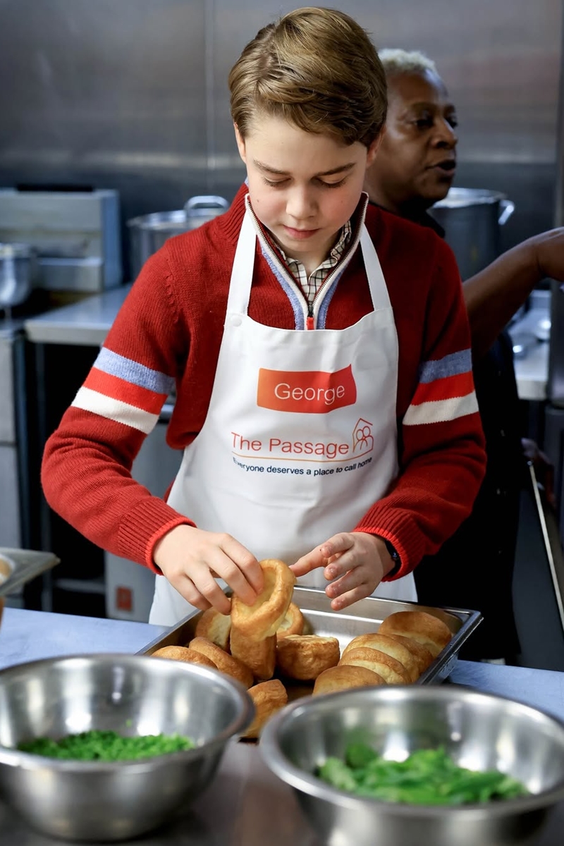 Foto colorida de garoto mexendo com pães cortado em tabuleiro - Metrópoles